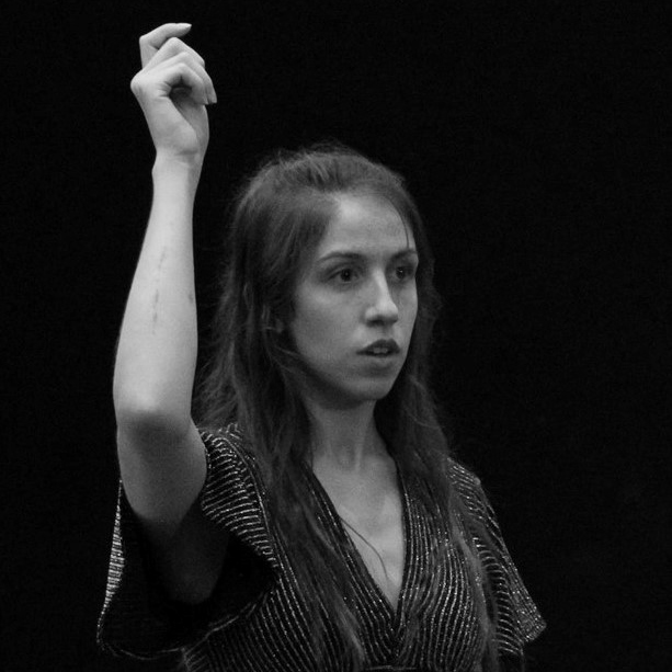 Salomé VAN QUEKELBERGHE est cofondatrice de Le Lac et professeure de danse, mais travaille aussi pour le Ballet du Nord sur des projets du chorégraphe Sylvain GROUD.